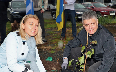 Ukrainian Ambassador to the UK, Vadym Prystaiko and his wife Inna planted a commemorative tree at the Ukrainian Chapel, near Lockerbie when they met families from across Dumfries and Galloway with Ukrainian heritage prior to the conflict